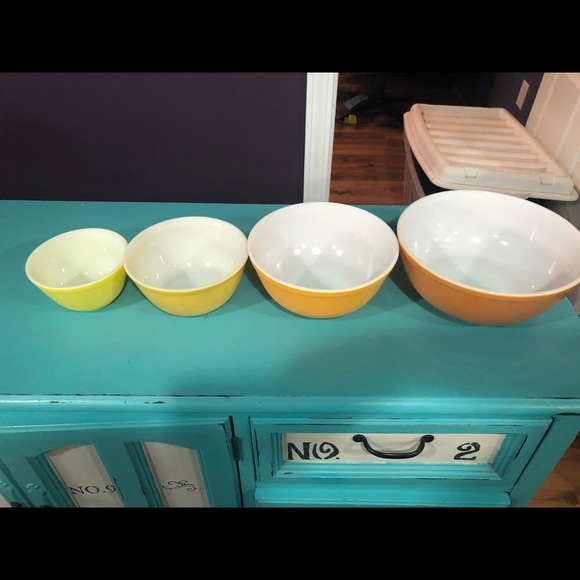 Pyrex nesting bowls vintage